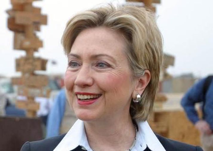 Hillary Clinton var ekki tómhent við komuna til Chile. Mynd/ AFP.