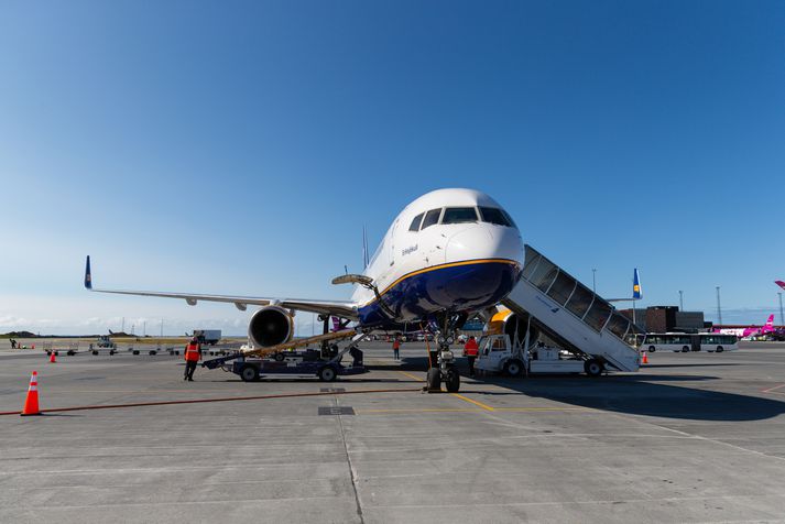 Icelandair ætlar meðal annars að fjölga karlflugþjónum og samræma reglur um milli kynja varðandi einkennisfatnað starfsmanna.