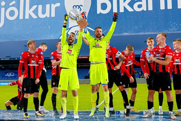 Ingvar Jónsson og Þórður Ingason, markvarðarteymi Víkings, með Mjólkurbikarinn í lúkunum. 