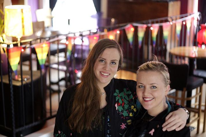 Birna Hrönn og Eva María eiga saman ferðaskrifstofuna Pink Iceland. Eva segir íslenskum hinsegin pörum eðlilegt að ganga hönd í hönd um göturnar, en pör frá lokaðri þjóðfélögum bresti í grát þegar þau geta gert hið sama hér.
