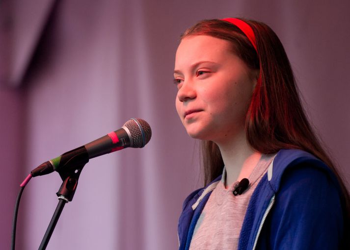 Greta Thunberg ávarpar mótmælendur í London.