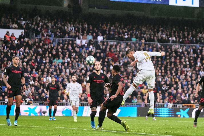 Casemiro skorar sigurmark Real Madrid með kollspyrnu.