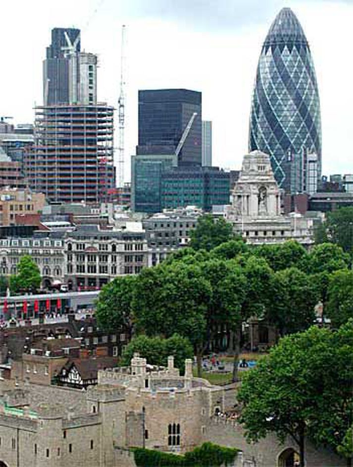 Tower of London neðst  á þessari mynd er ekki sérlega tígulegur frá þessu sjónarhorni.
