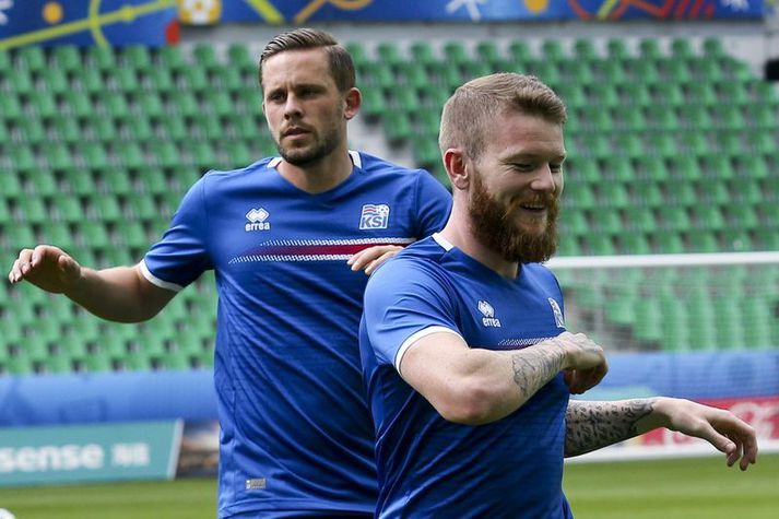 Landliðsfyrirliðinn Aron Einar Gunnarsson og varafyrirliðinn Gylfi Þór Sigurðsson verða ekki með íslenska landsliðinu á móti Englandi og Belgíu.