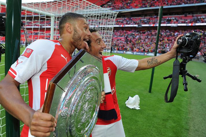 Alex Oxlade-Chamberlain og Santi Cazorla bregða á leik eftir sigur Arsenal í leiknum um Samfélagsskjöldinn,