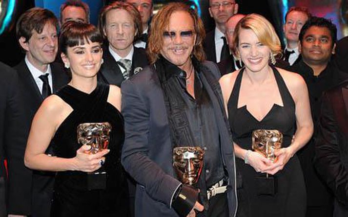 Mickey Rourke fremstur í hópi verðlaunahafa á BAFTA-hátíðinni í gær.