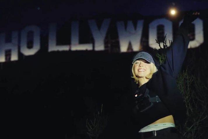 Sweeney birti myndband af sér fara í sendiferðabíl, keyra upp að Hollywood-skiltinu og klæða það með brjóstahöldurum.