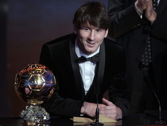 Lionel Messi með verðlaunin í kvöld.