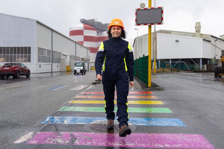 Adriana Karólina Pétursdóttir er leiðtogi starfsmannaþjónustu hjá Rio Tinto og staðgengill framkvæmdastjóra. Hún tekur síðan við sem framkvæmdastjóri starfsmannasviðs 1.maí næstkomandi, þegar núverandi framkvæmdastjóri lætur af störfum sökum aldurs.  