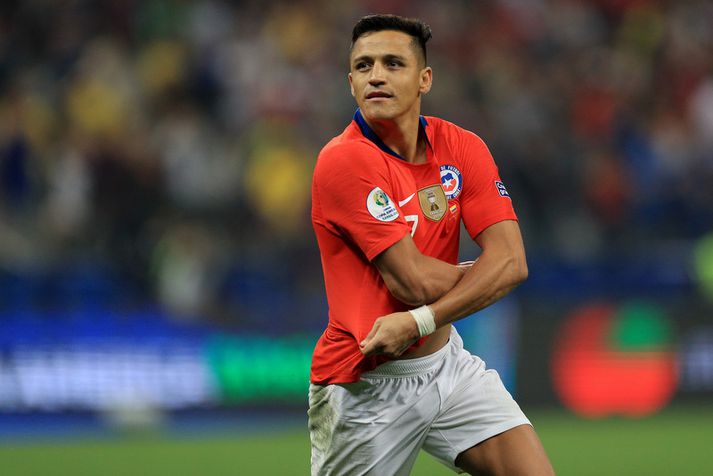 Sílemaðurinn Alexis Sánchez fagnar öðru marka sinna í keppninni í ár.