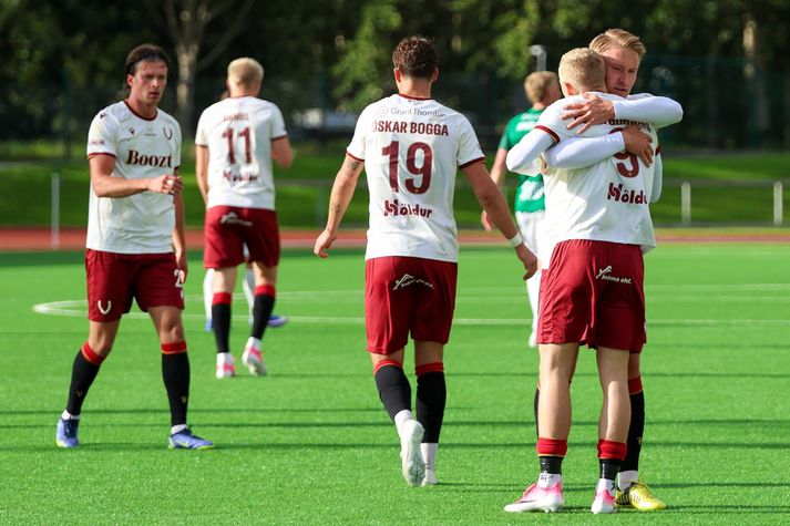 Oliver Ekroth faðmar Helga Guðjónsson eftir að hann kom Víkingi yfir gegn Breiðabliki.
