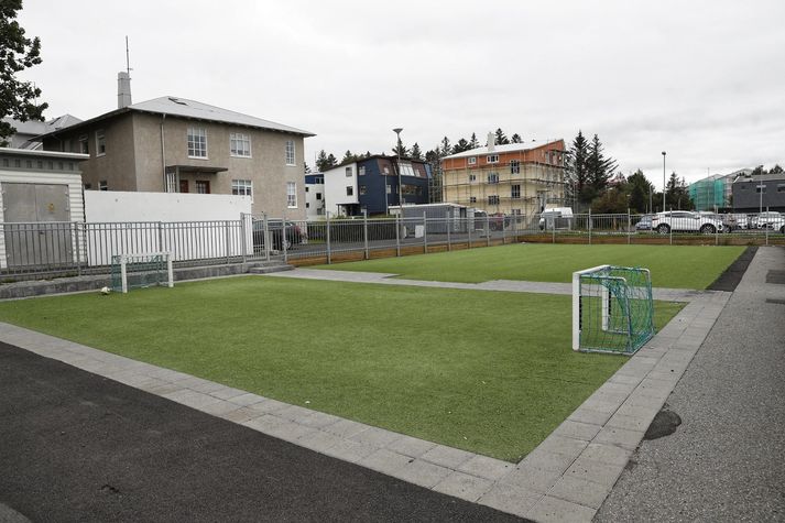 Sparkvöllurinn stóð á gervigrasinu fjær. Nágrannakonan býr í gráa húsinu sem stendur næst vellinum.