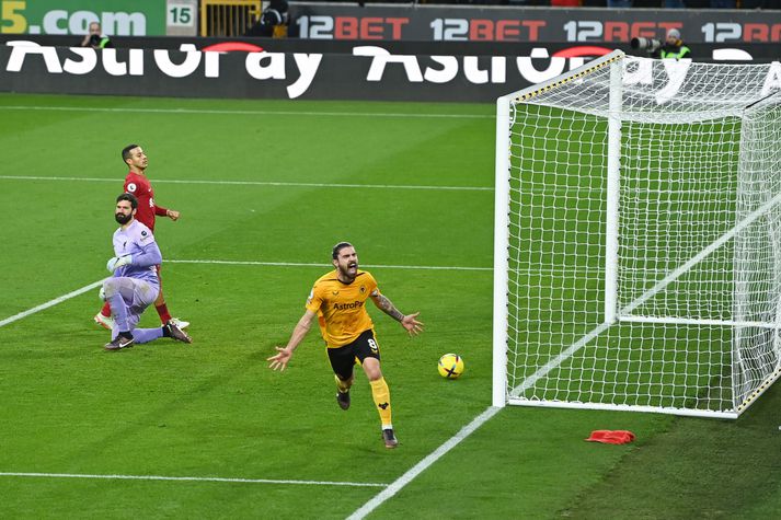Ruben Neves fagnar marki sínu gegn Liverpool í dag.