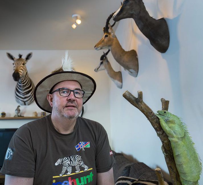 Ævintýramaðurinn Ásgeir Guðmundsson býr á 12.hæð í blokk en heimili hans er engin venjuleg blokkaríbúð. Hér á myndinni má sjá eðluna Illuga sem hann stoppaði upp. Fréttablaðið/vilhelm