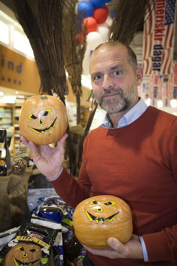 Gunnar Ingi Sigurðsson, framkvæmdastjóri Hagkaups, með hrekkjavökugraskerin.