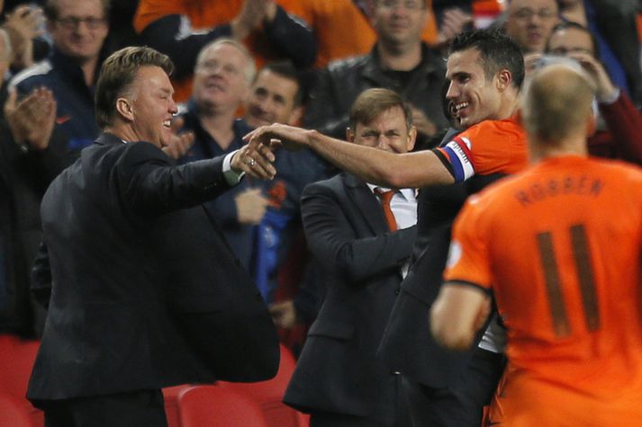 Louis Van Gaal fagnar með Robin Van Persie.