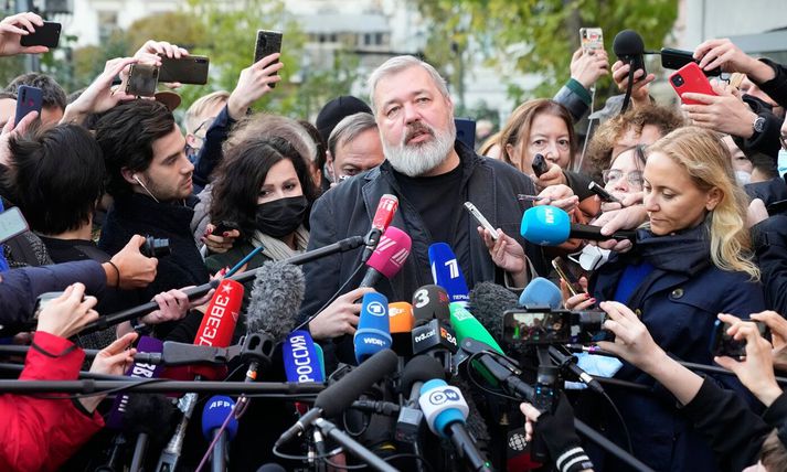 Dmitry Muratov kom að stofnun Novaya Gazeta, ásamt Míkhaíl Gorbatsjov, árið 1993 og var lengi ritstjóri dagblaðsins. Hann þurfti að flýja Rússland árið 2021.