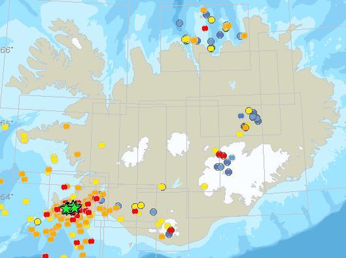 Mapa z Biura Meteorologicznego pokazuje dużą aktywność sejsmiczną na półwyspie Reykjanes.