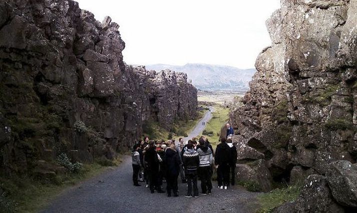 Sigurður Líndal prófessor upplýsti upprennandi lögfræðinga í HR í vísindaferð á Þingvöllum í lok ágúst. Mynd/Steven Johnson