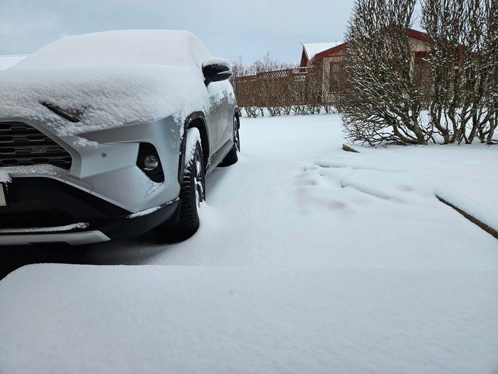 Svona var staðan þegar íbúar á Selfossi vöknuðu í morgun. Gert er ráð fyrir áframhaldandi snjókomu.