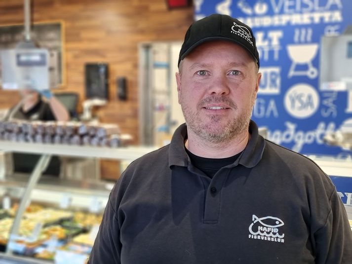 Bjarki Gunnarsson kierownik sklepu rybnego Hafsins na ulicy Hlíðasmári, mówi, że obecnie w sprzedaży jest homar z Danii, który jest bardzo podobny do islandzkiego.