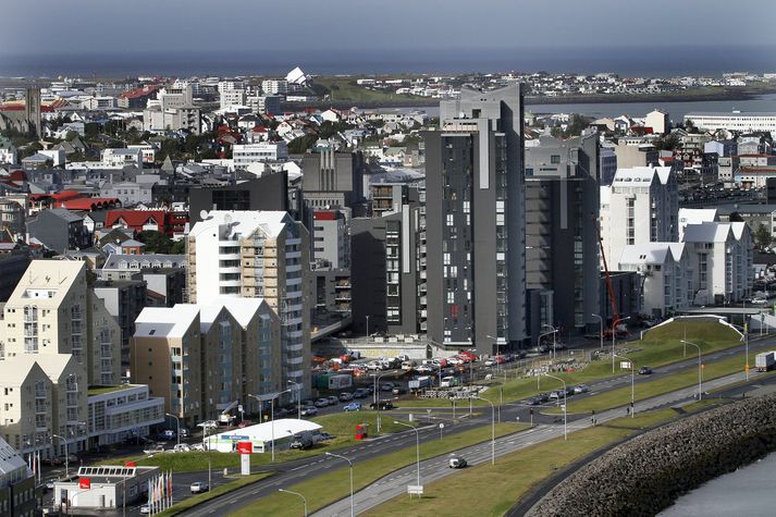 Deilt var um heimild eigenda þriggja íbúða í Skuggahverfi til að leigja þær út í atvinnuskyni til ferðamanna.