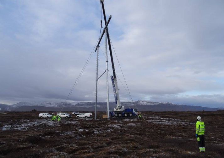 Eitt af möstrum Kröflulínu 4 rís á móts við Gæsafjöll.