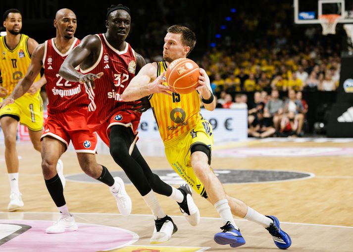 Martin Hermannsson er í risastóru hlutverki hjá Alba Berlin. Hér sækir hann að körfu Bayern München.