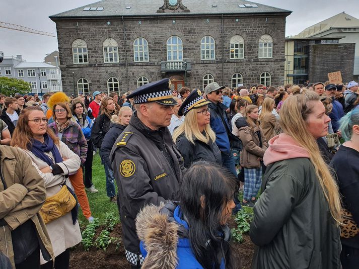 Karl Steinar Valsson yfirlögregluþjónn hjá miðlægri rannsóknardeild og Halla Bergþóra Björnsdóttir lögreglustjóri höfuðborgarsvæðisins fylgjast með samstöðufundinum.