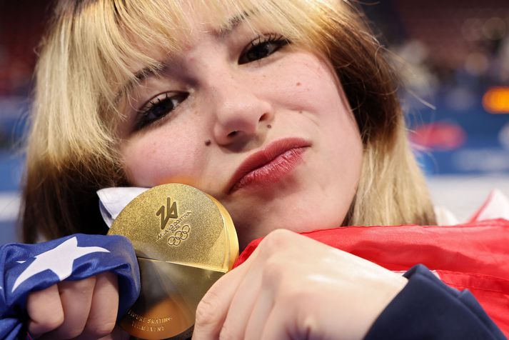 Alyssa Liu með gullverðlaunin sem hún vann í liðakeppni með bandaríska landsliðinu.