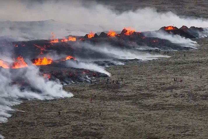 Fólk er mætt á gossvæðið en varað hefur verið við lífshættulegri gasmengun á svæðinu.
