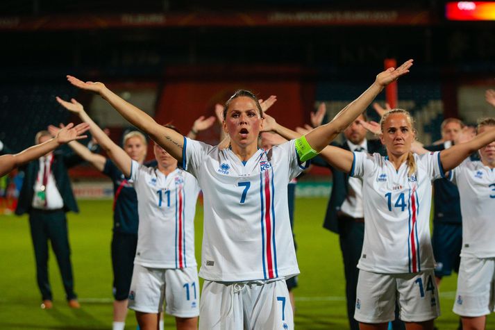 Sara Björk Gunnarsson leiðir íslenska liðið út á völlinn í dag.