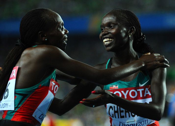 Cheruiyot (til hægri) fagnar sigrinum ásamt löndu sinni Kibet sem varð önnur.
