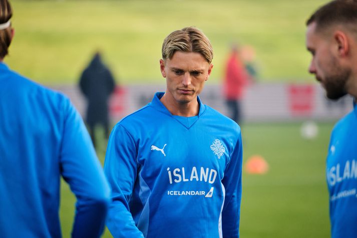 Albert Guðmundsson í upphitun fyrir íslenska landsliðið.