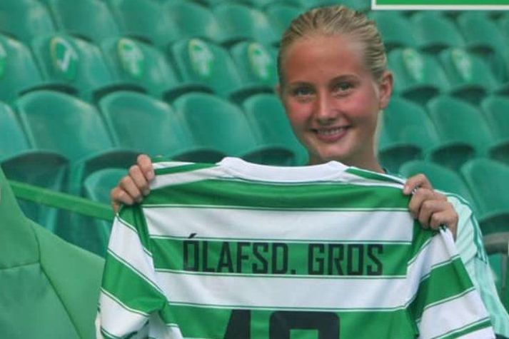 María Catharina Ólafsdóttir Gros með Celtic búninginn sinn.