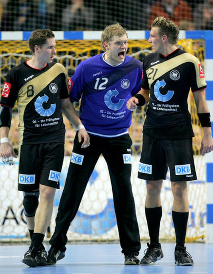 Johannes Bitter segir þeim Sebastian Preiss (til vinstri) og Lars Kaufmann til í leiknum í dag.