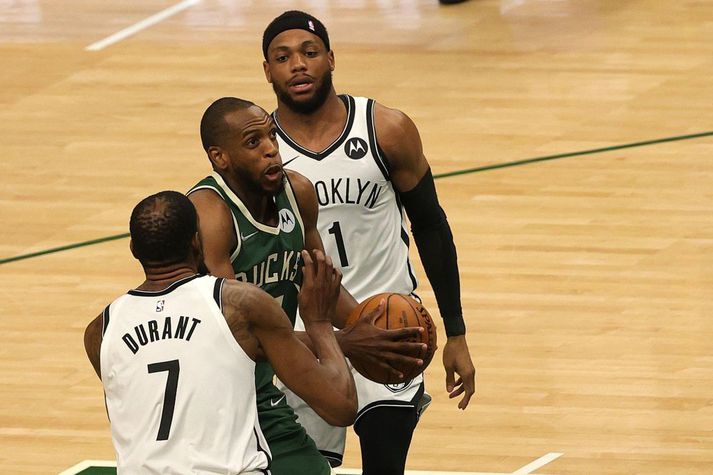 Khris Middleton sækir að körfu Brooklyn Nets.