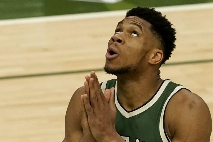 Giannis Antetokounmpo fór af velli með sex villur þegar 1 mínúta og 54 sekúndur voru eftir að leiknum en liðsfélagarnir lönduðu sigrinum án hans.