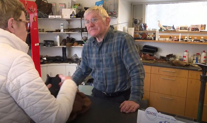 Halldór Guðbjörnsson, skósmiður, segir frá því í kvöldfréttum Sýnar að 44 skósmiðir hafi starfað í Reykjavík þegar hann hóf að læra fagið.