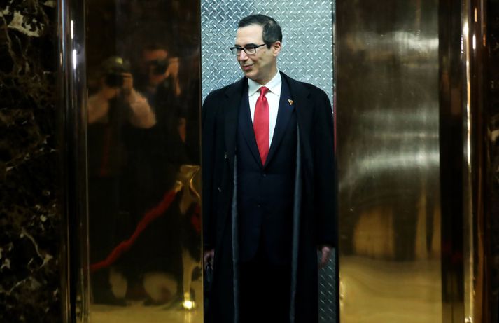 Steve Mnuchin, verðandi fjármálaráðherra, mættur í lyftuna heima hjá Trump í Trump-turninum í New York.