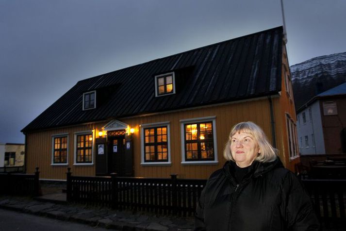 Áslaug Jóhanna Jensdóttir fyrir utan Faktorshúsið sem verður 225 ára á næsta ári.