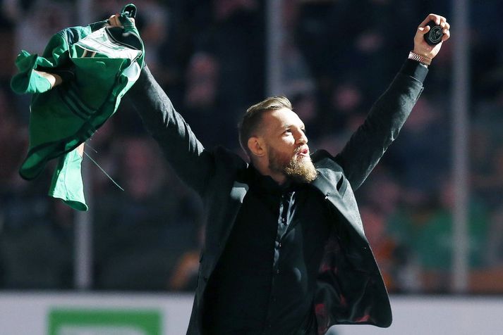 Conor McGregor fékk frábærar móttökur hjá stuðningsmönnum Boston Bruins.