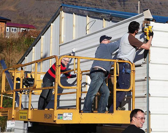 Húsakynnin fengu andlitslyftingu í sumarblíðu.
mynd/alcoa á íslandi