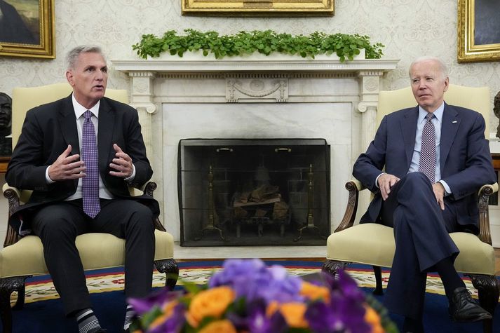 Kevin McCarthy, forseti fulltrúadeildar Bandaríkjaþings, og Joe Biden, forseti Bandaríkjanna, í Hvíta húsinu í gær.