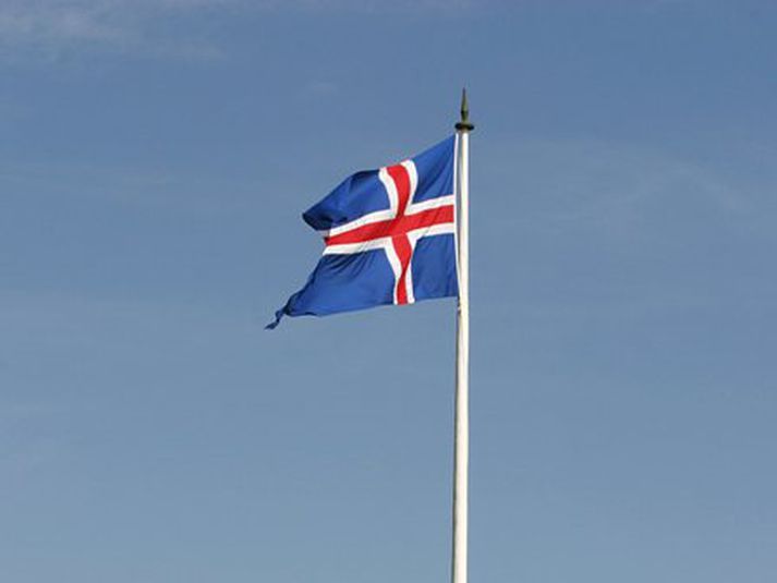 Stéttarfélögin hvetja Þingeyinga til að flagga í hálfa stöng á fimmtudaginn . Fáninn á myndinni hefur þó verið dreginn alla leið upp.