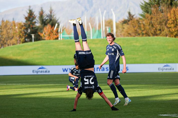 Sindri Snær Magnússon fylgist af aðdáun með leikfimitilþrifum Frans Elvarssonar.