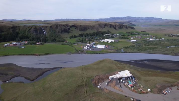 Fyrirhuguð göngubrú á að tengja Kirkjubæjarklaustur og gestastofuna, sem er í smíðum neðst til hægri.