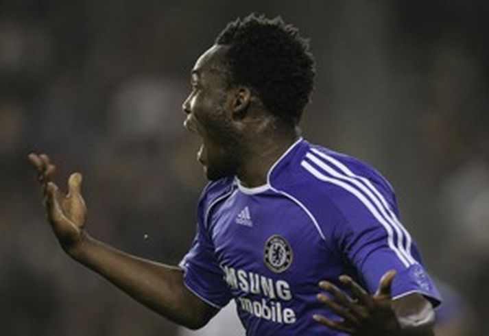 Michael Essien fékk að sjá rauða spjaldið um helgina.