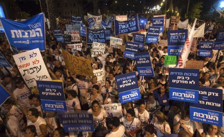 Fjöldi fólks mótmælti í Tel Aviv. Mynd/ AFP.