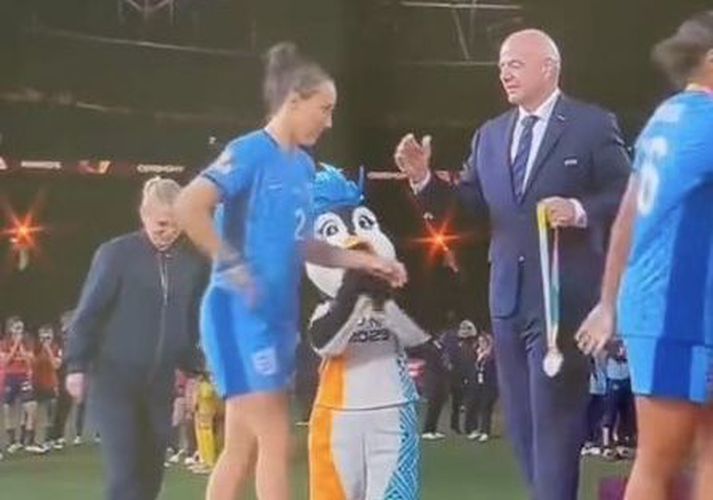 Lucy Bronze lét Gianni Infantino hanga eins og krakkarnir myndu segja.